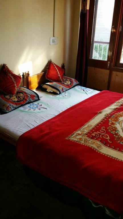 Taj Guest House Srīnagar Extérieur photo