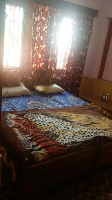 Taj Guest House Srīnagar Extérieur photo
